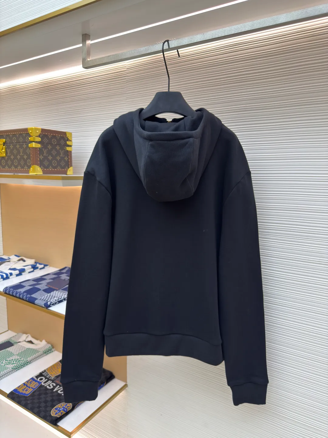 LOUIS VUITTON double portrait hooded sweatshirt ●Authentic product: Purchased and developed by 17067 ●Item number: 1680363-B25 ●Fabric: pure cotton fleece fabric ●Technology: patch laser cutting ●Version: loose fit ●Weight: about 850 grams ●Size: XS-S-M-L ●Description: The fabric is made of 26S double yarn + 10S reverse terry base yarn, 380g; paired with 21S double yarn rib, 470g. The double-sided basic structure has better bottom-locking ability, and it uses spandex yarn to lock the fabric surface tightly. Even if it is made into a thick fleece effect, the lint loss is still less than that of ordinary sweatshirt fleece fabrics. The texture is clear and delicate, and the cloth surface is clean and smooth; the cloth surface can quickly return to flatness after stretching, making it wide and easy to shape. The leather patches are laser cut. According to the pattern matching requirements, laser engraving technology is used to cut the pattern; ensuring clear lines and sharp edges. After laser cutting, the edges are trimmed by hand to ensure that the outline of the patch blends seamlessly with the leather. The leather surface is covered with a waterproof and anti-fouling coating to enhance durability.  The embossed letters are distinctly concave and convex, with a delicate touch and a three-dimensional relief effect.  The leather counterpoint is embellished with stamp shapes, and the logo silhouette is made of imported custom-made embroidery thread. The glossy mercerized embroidery thread is dyed to give it a uniform and glossy finish. The exquisite embroidery machine combines complex embroidery needlework and fine detail processing to create a three-dimensional micro-relief embroidery effect. The overall wiring is straight and delicate, the fabric is comfortable and soft, and the color is consistent without color difference. It can be matched with the same style to create a fashionable look and control various occasions. Customized accessories, complete with three standards, same style for men and women!